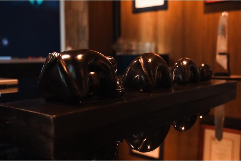 Jiménez Deredia's bronze sequence on the desk of the central office